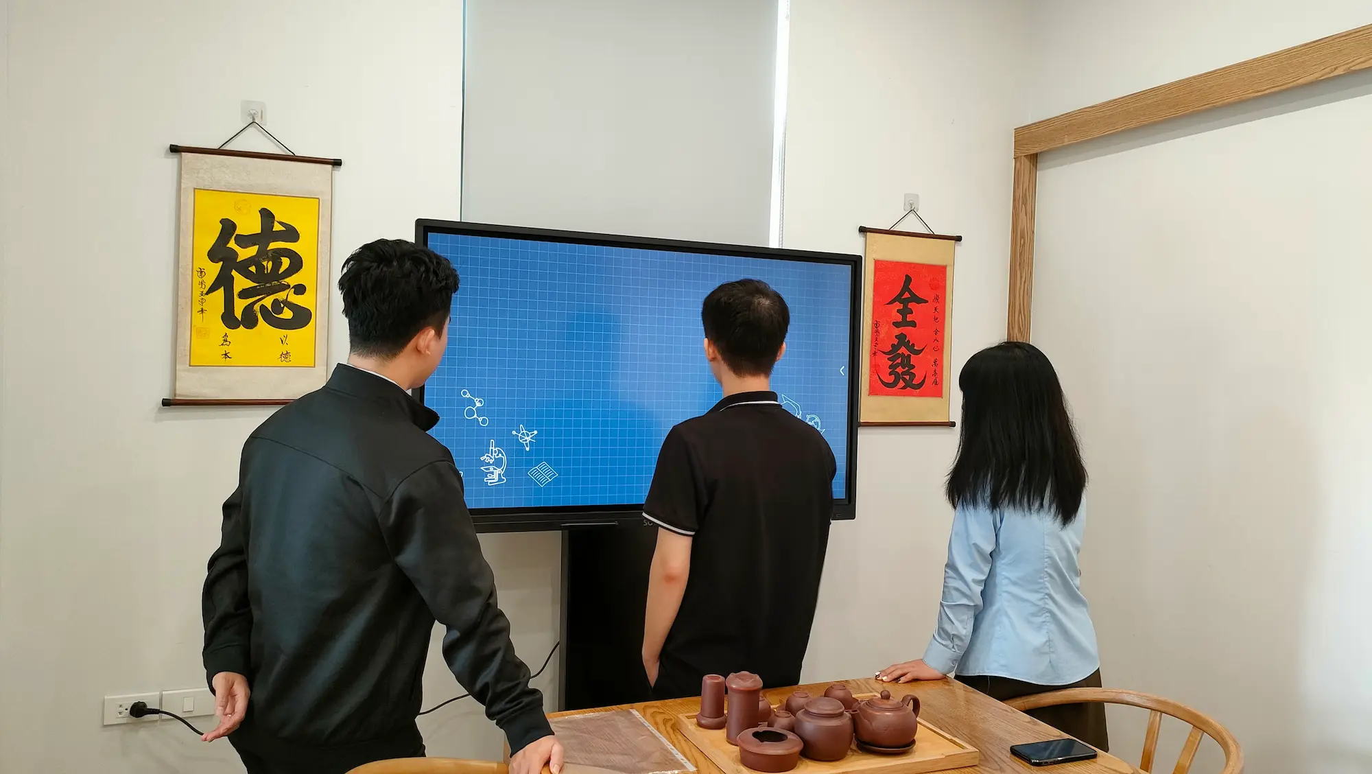 lắp đặt màn hình tương tác thông minh tại nippon travel