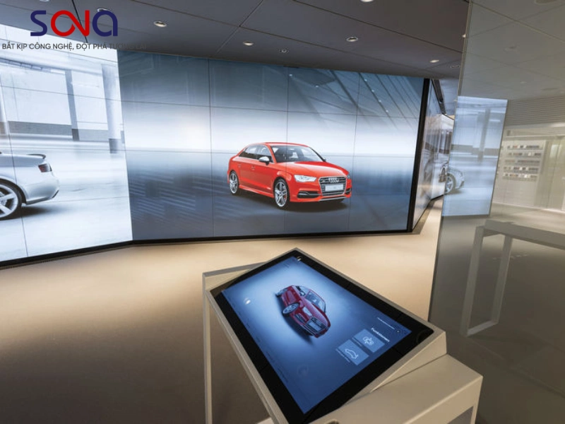 màn hình tương tác showroom xe
