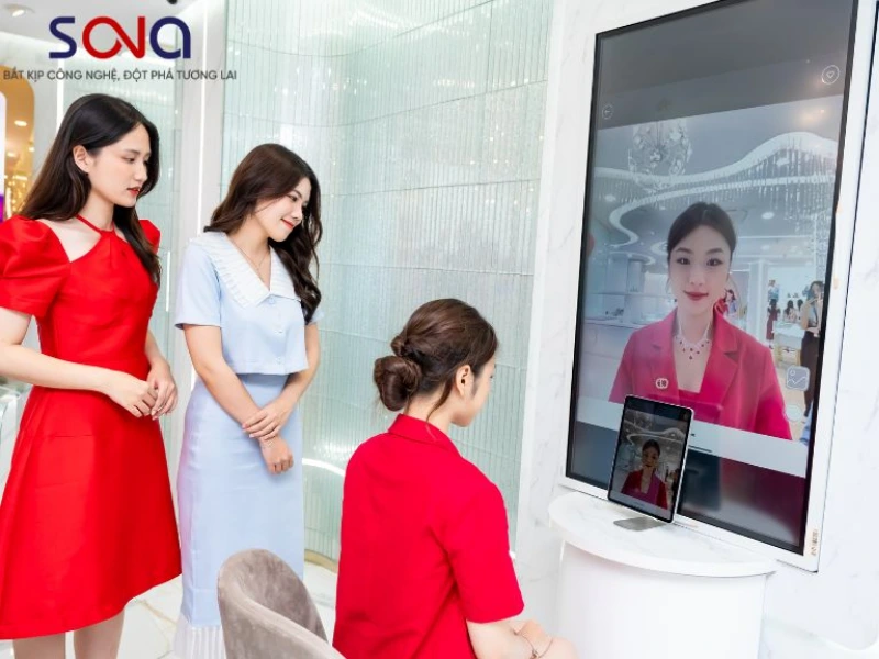 Màn hình tương tác ở cửa hàng trang sức