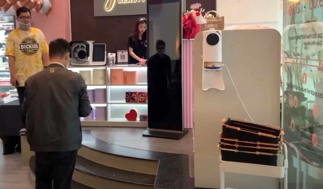 vị trí thường dùng cho màn hình quảng cáo trong shop mỹ phẩm