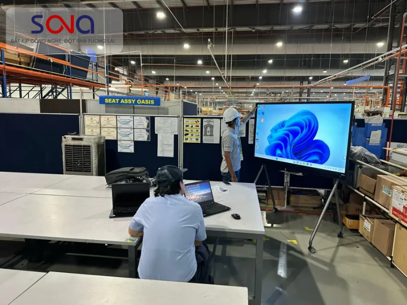 lắp đặt màn hình tương tác nhà máy