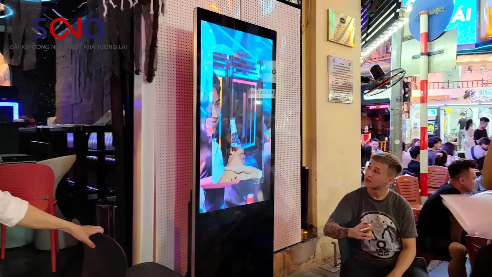 Màn hình quảng cáo ở phố đi bộ thông minh