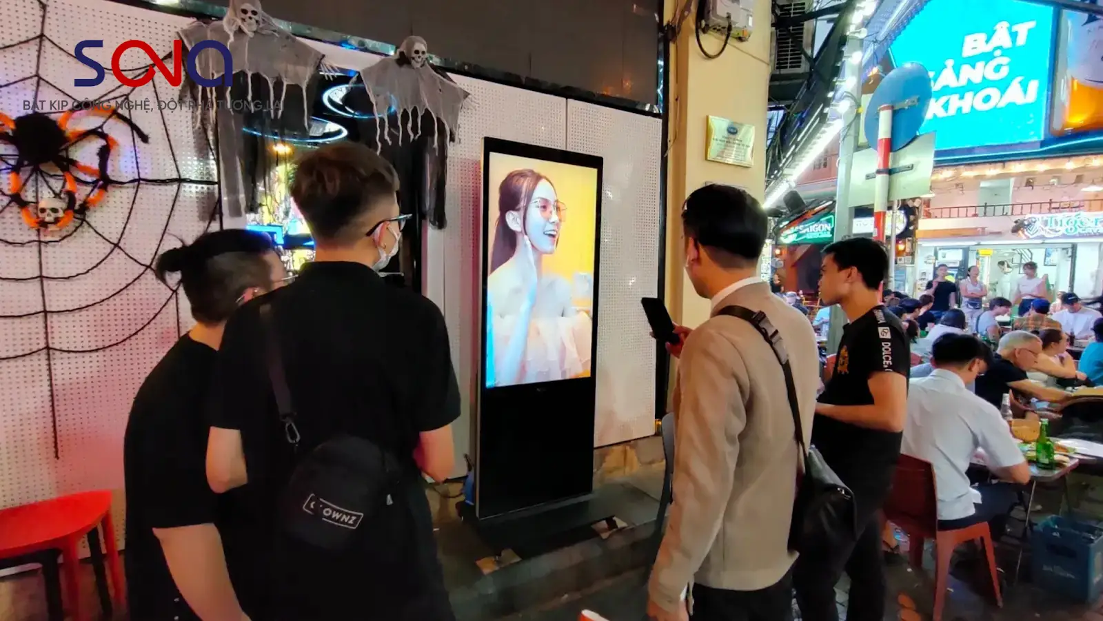 Màn hình quảng cáo ở phố đi bộ