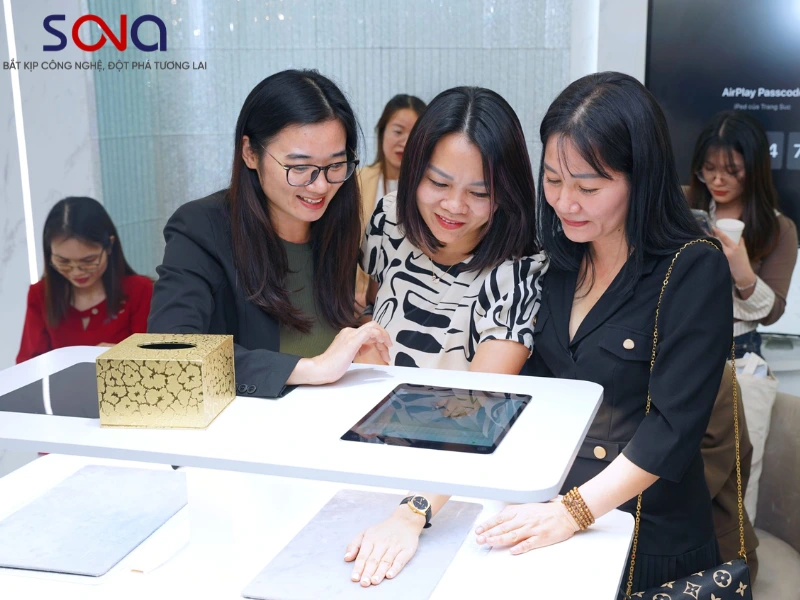 Màn hình tương tác cửa hàng trang sức