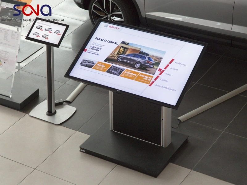 màn hình tương tác showroom xe