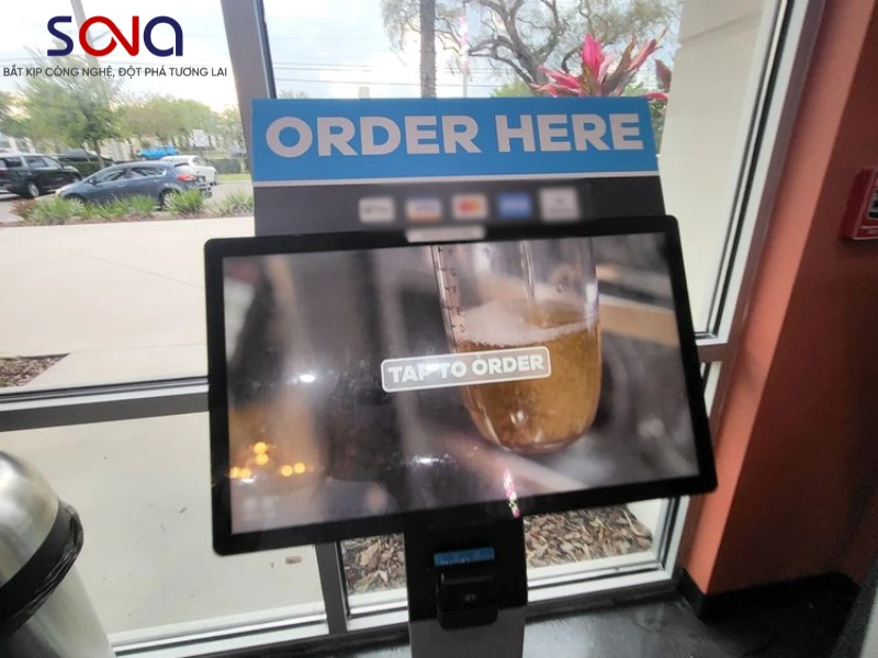 màn hình tương tác quán trà sữa