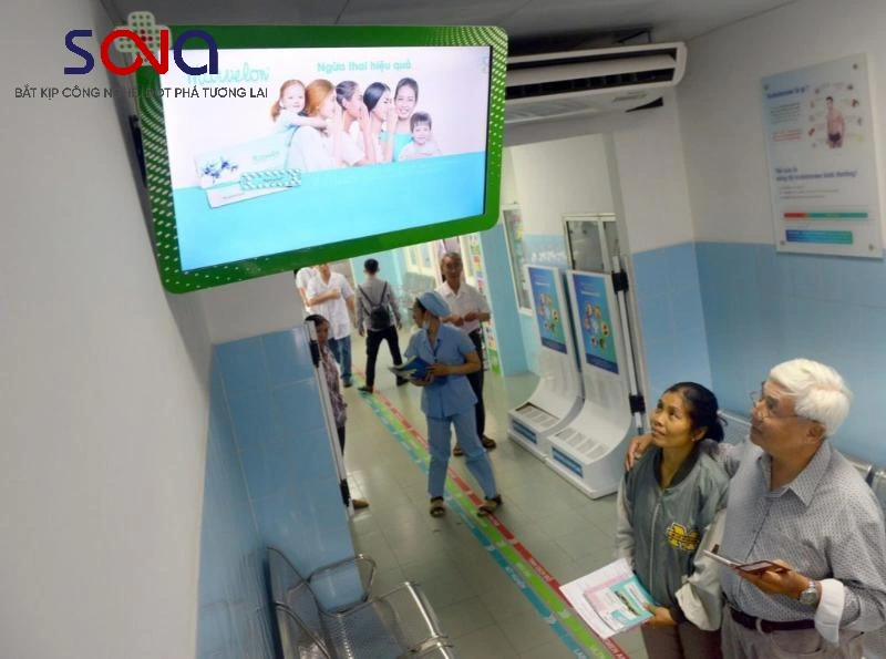 màn hình quảng cáo treo tường tại bệnh viện
