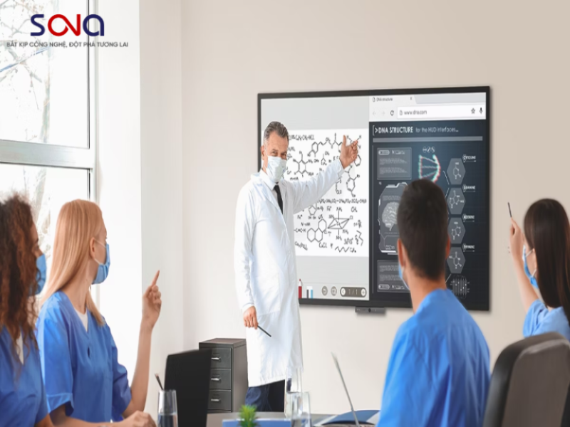 Màn hình tương tác hỗ trợ quản lý bệnh viện