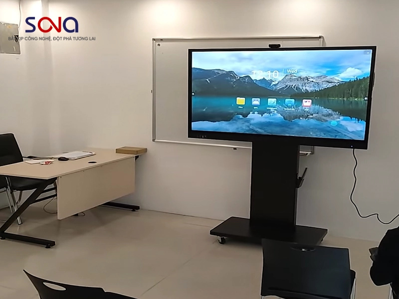 Màn hình tương tác 65 inch được gắn hoàn chỉnh lên chân di động, đặt gọn gàng trong không gian phòng họp