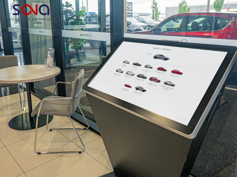 màn hình tương tác showroom xe