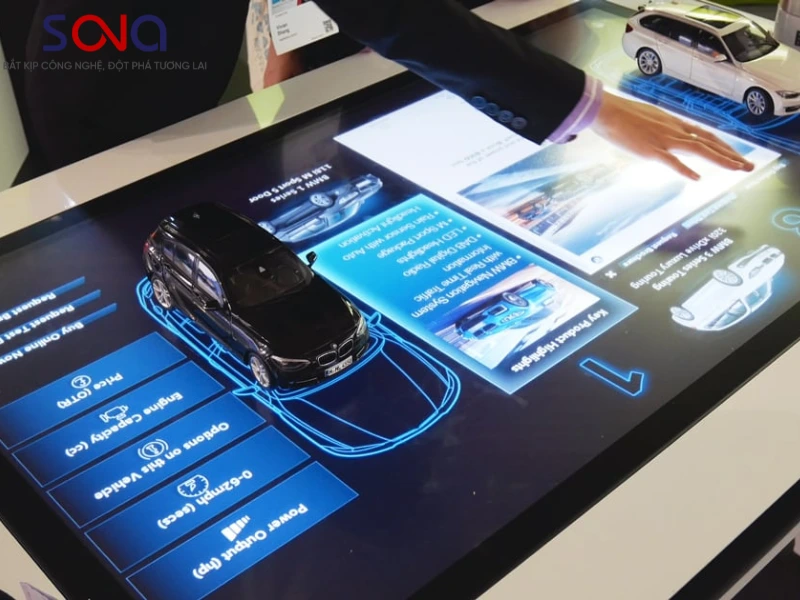 giao diện màn hình tương tác showroom xe