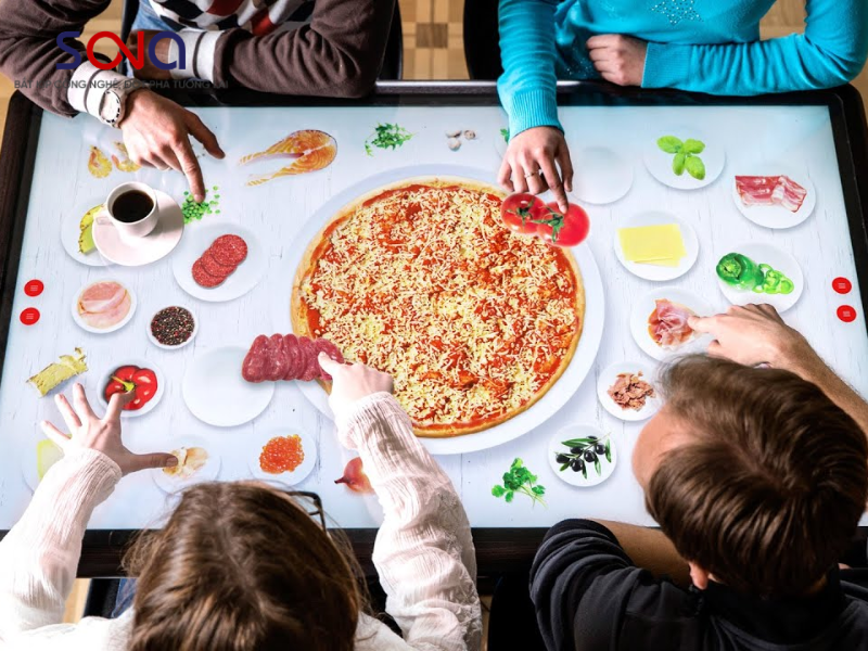 Lí do nhà hàng nên đầu tư màn hình tương tác