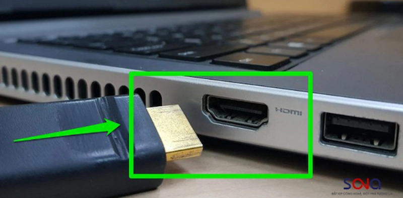 cáp hdmi giúp kết nối màn hình tương tác thông minh với máy tính, laptop