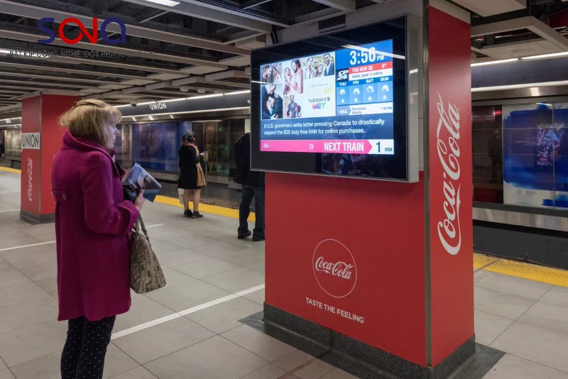 màn hình quảng cáo trong nhà ga