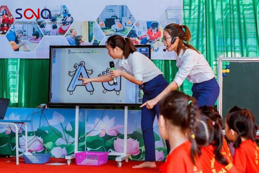 màn hình tương tác thông minh AHA