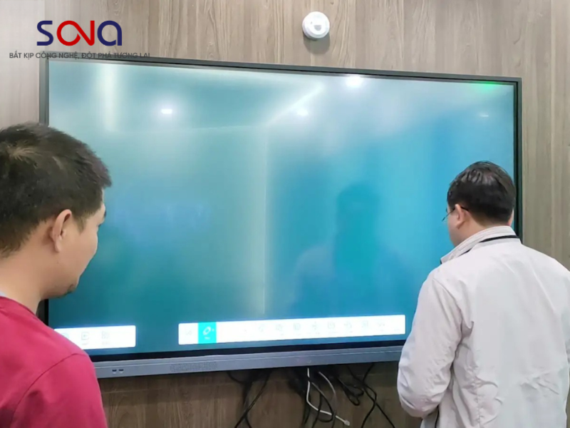 Định nghĩa và đặc điểm nổi bật của màn hình tương tác 100 inch