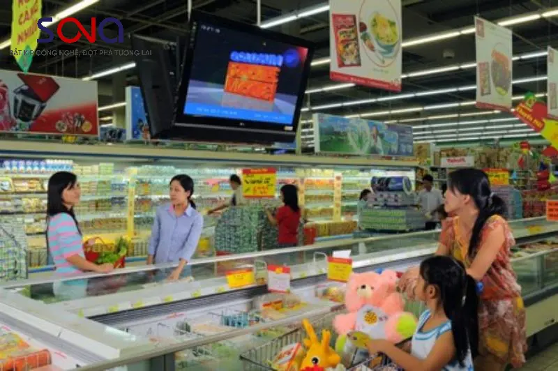 màn hình quảng cáo treo tường phổ biến trong siêu thị