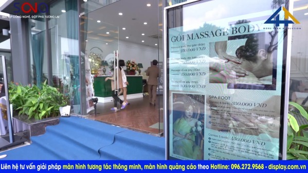 màn hình quảng cáo chân đứng 65 inch