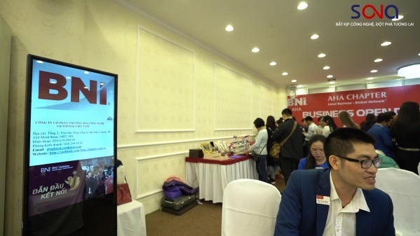 Màn hình quảng cáo chân đứng 32 inch