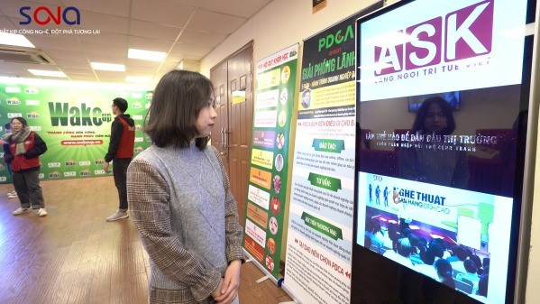Màn hình quảng cáo chân đứng 32 inch